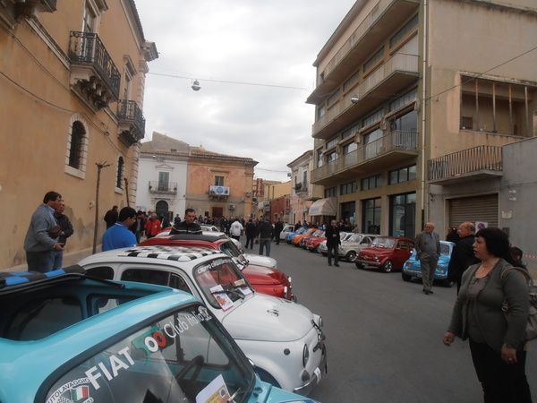 S.CROCE, TANTI PARTECIPANTI AL MOTORADUNO DI FIAT CINQUECENTO