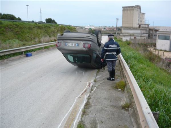 INCIDENTE STRADALE   A RAGUSA MUORE UNA VENTITREENNE