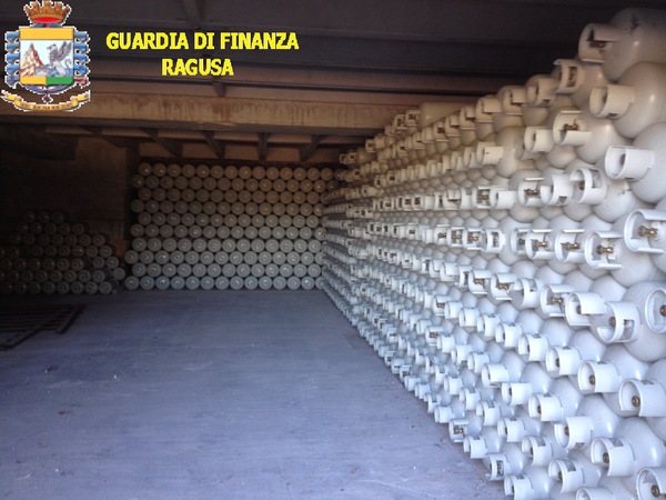 GUARDIA DI FINANZA: SEQUESTRATE AD ISPICA 3.157 BOMBOLE DI GPL