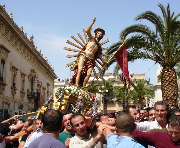 Gioia, gioia, gioia. A Scicli ci sarà la festa di Pasqua. Sì dal parroco