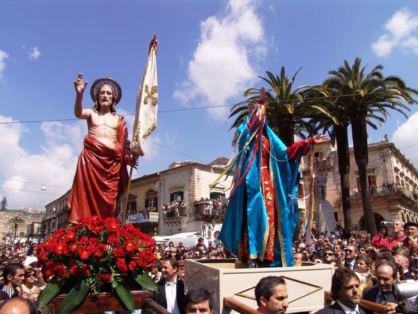 ANDREW MONTGOMERY SARA’ A MODICA PER FOTOGRAFARE LA MADONNA “VASA VASA”