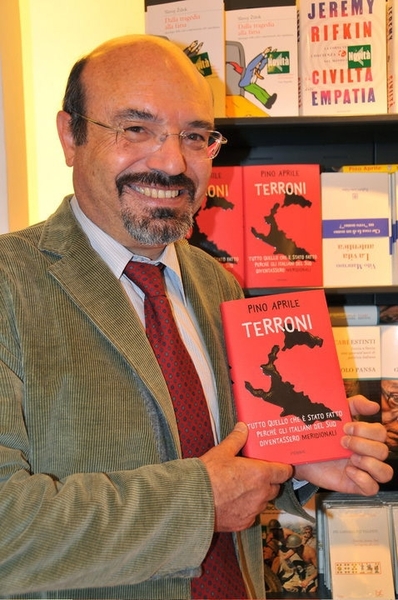 PINO APRILE ALLA FIERA EMAIA CON IL SUO LIBRO “ GIÙ’ AL SUD”