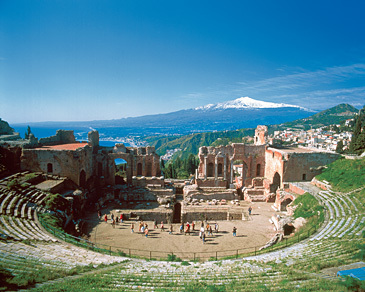TAORMINA: GRANDE VALORIZZAZIONE DEI BENI CULTURALI  IN  UN PANORAMA MOZZAFIATO.