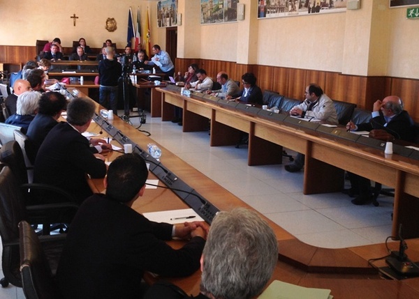 PROVOCATORIA LA PRESENZA, ANNUNCIATA DA LOMBARDO, AL TAVOLO TECNICO SULLO SCALO DI COMISO IN AULA CONSILIARE