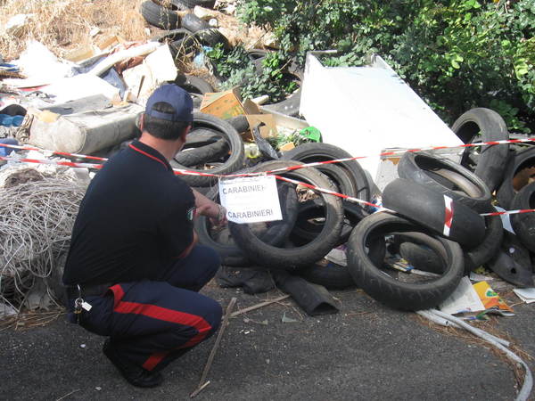 POZZALLO, I CARABINIERI SEQUESTRANO UNA DISCARICA A CIELO APERTO