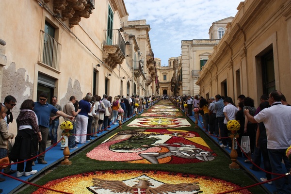 INFIORATA DI NOTO, IL SUDEST SICILIANO GEMELLATO CON POMPEI
