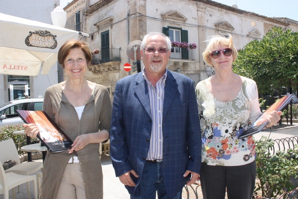 LA FAMOSA EDITRICE A PASSEGGIO PER LA CITTÀ INSIEME ALLA SCRITTRICE GIUSI TORREGROSSA