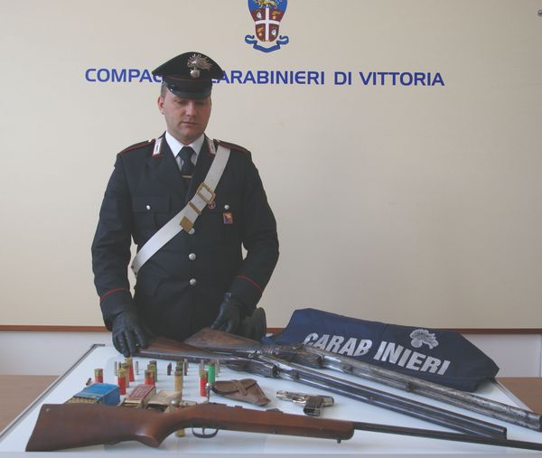 VITTORIA: ARSENALE IN CASOLARE ABBANDONATO.