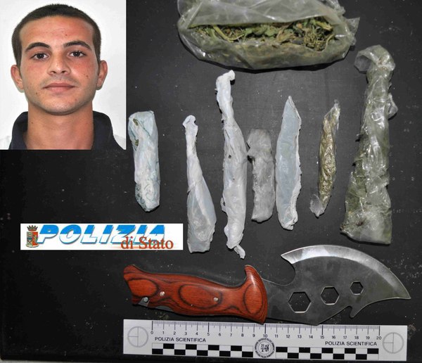 TRASPORTAVA VENTICINQUE GRAMMI DI MARIJUANA IN AUTO