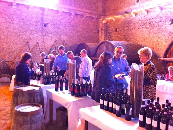 ALCUNI DEI MASTER OF WINE DEL MONDO IN VIAGGIO STUDIO TRA LE CANTINE DELLA SICILIA