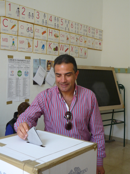 OGGI SI VOTA FINO ALLE QUINDICI POI LO SPOGLIO DELLE SCHEDE