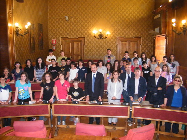 PRESENTATO AL SINDACO IL LIBRO DELL’ISTITUTO COMPRENSIVO “CRISPI” : “LA MIA SCUOLA NEL TERRITORIO E NEL TEMPO”