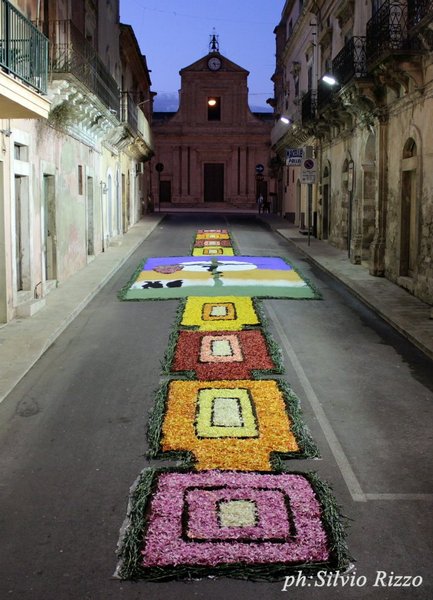 S.CROCE, ALLESTITA CON GRANDE PARTECIPAZIONE LA NONA INFIORATA