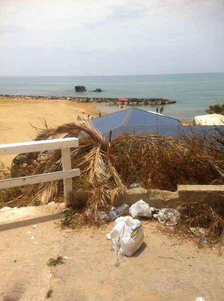 NUMEROSI  DISAGI LUNGO LE SPIAGGE SERVIZI SONO PRATICAMENTE ASSENTI