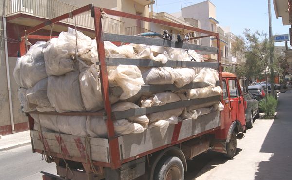 SCOGLITTI, RACCOLGONO E TRASPORTANO PLASTICA DELLE SERRE: 5 DENUNCIATI