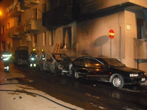 NUMEROSI INCENDI D’AUTO NELLA NOTTATA
