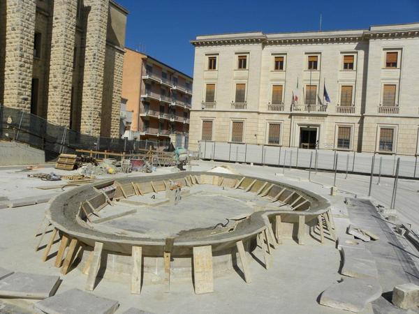 IN PIENA FASE OPERATIVA LA SISTEMAZIONE DELLA FONTANA CON LA SCULTURA DI CARMELO CAPPELLO