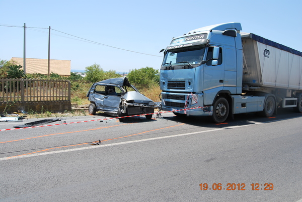 SCONTRO AUTO-CAMION UN FERITO IN PROGNOSI RISERVATA