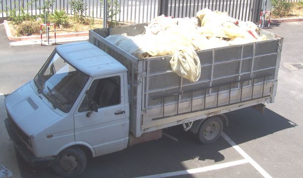 RACCOLGONO E TRASPORTANO PLASTICA DELLE SERRE