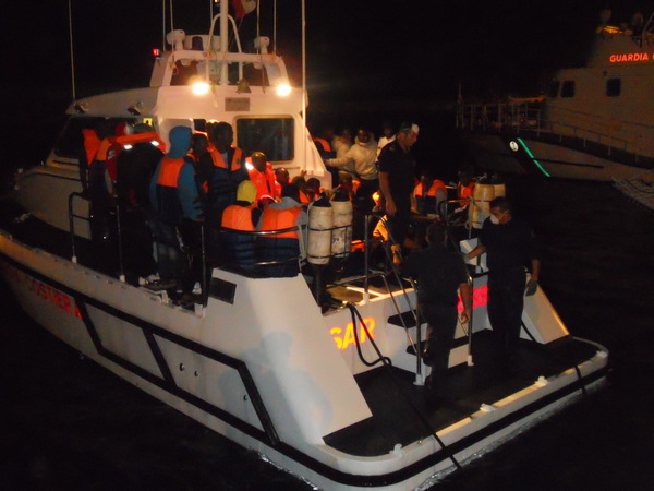 SBARCO NEL PORTO DI POZZALLO DI 130 MIGRANTI
