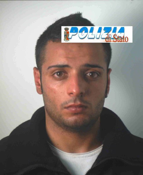 LA VOLANTE DEL COMMISSARIATO DOPO UN INSEGUIMENTO ARRESTA LADRO D’AUTO.
