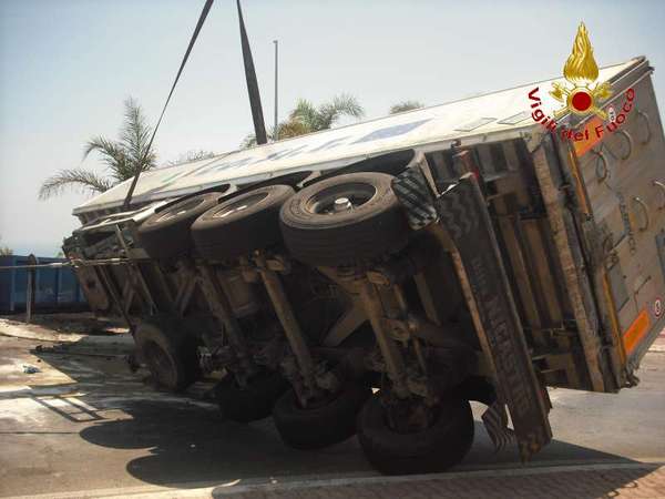 CAMION RIBALTATO A MARINA DI RAGUSA