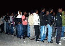 BLOCCATO BARCONE DI CLANDESTINI A POZZALLO DOPO INSEGUIMENTO