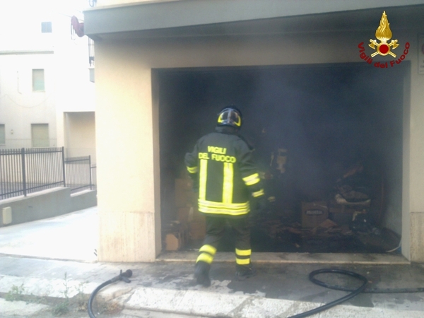 LE FIAMME IN UN GARAGE DI VIA GAROFALO