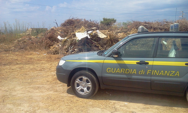 LA GUARDIA DI FINANZA SEQUESTRA ENORME DISCARICA ABUSIVA ALL’INTERNO DELL’EX MERCATO DEL FIORE DI DONNALUCATA