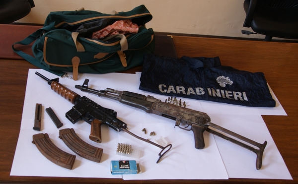 KALASHNIKOV A BORDO: ARRESTATI IN 9