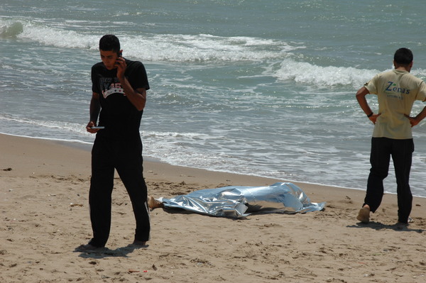 ANNEGA UN GIOVANE A SCOGLITTI