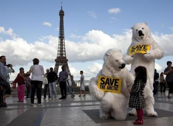 “SAVE THE ARCTIC”, LA CAMPAGNA DI GREENPEACE PER FERMARE I DISASTRI AMBIENTALI SUL TETTO DEL MONDO