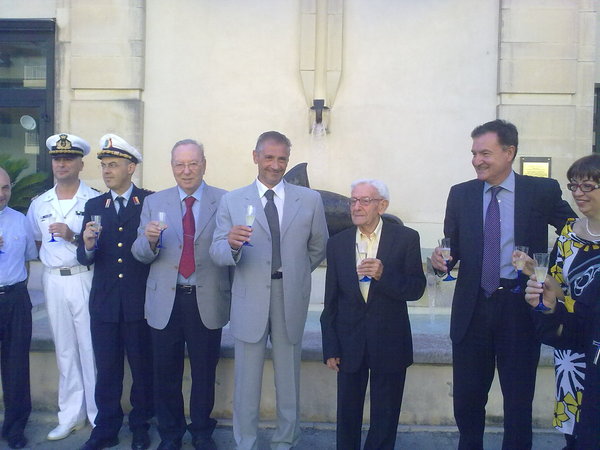INAUGURATA LA NUOVA SCULTURA DONATA ALLA QUESTURA DI RAGUSA DALL’ARTISTA UMBERTO GUZZARDI
