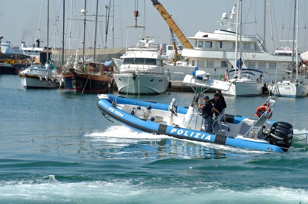 LA SQUADRA NAUTICA DELLA POLIZIA DI STATO INDIVIDUA UN RESIDUATO BELLICO NELLO SPECCHIO DI MARE TRA DONNALUCATA E MARINA DI RAGUSA