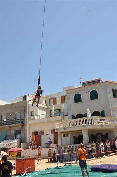 BUNGEE JUMPING E ROCKET JUMPING DI FRONTE ALLA CASA DI MONTALBANO