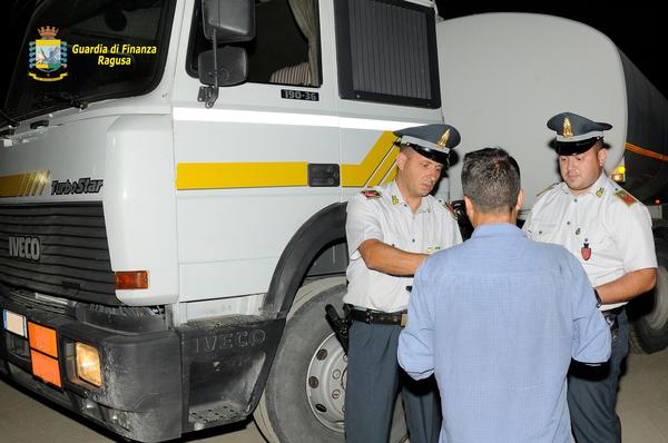 LA GUARDIA DI FINANZA SEQUESTRA UN AUTOARTICOLATO CON 23.197 LITRI DI GASOLIO IN NERO