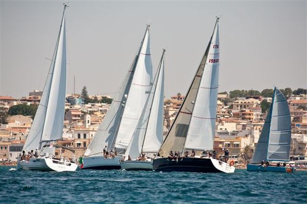 “MAGO BLU” DEL PALERMITANO PALUMBO CARDELLA VINCE LA REGATA