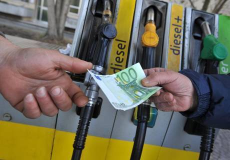 Il prezzo del petrolio cala del 30%, quello della benzina del 3,5%, il Codacons denuncia