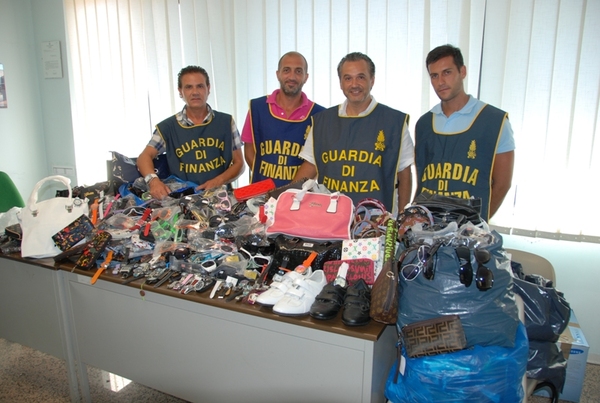 LA GUARDIA DI FINANZA SEQUESTRA  INGENTE QUANTITÀ DI PRODOTTI  CONTRAFFATTI