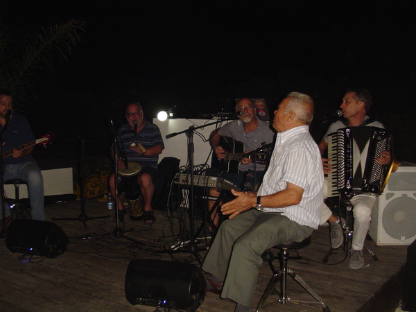 LA DISINCANTATA IRRIVERENZA DEL GRUPPO FOLK “LA GIARA” FA CENTRO A “LA SPIAGGETTA” DI SAMPIERI
