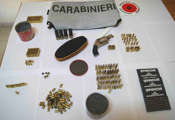 REVOLVER NELLA BIANCHERIA ARRESTATI CONVIVENTI