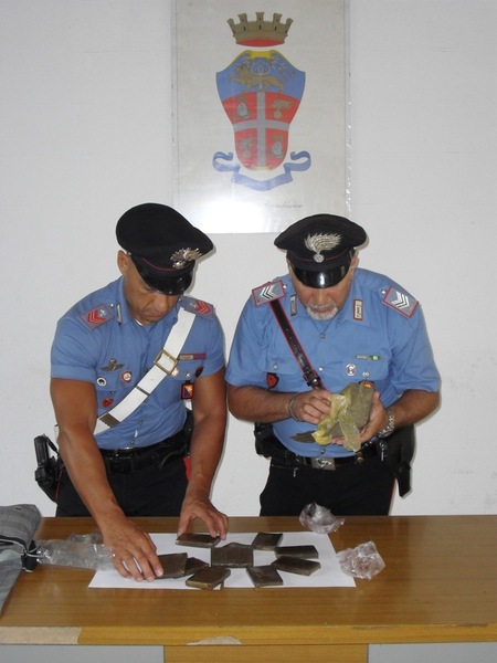 DA S. CROCE A PALERMO: FERMATO CON UN CHILO DI HASHISH