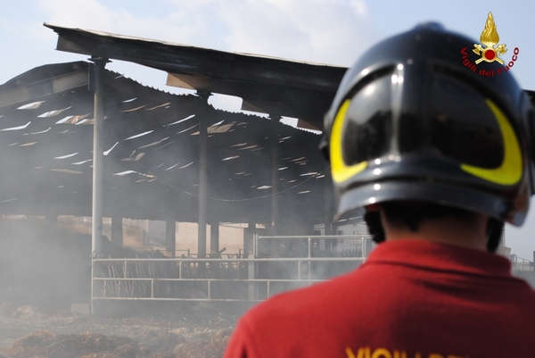 S. CROCE, INCENDIO DI UN FIENILE IN C.DA TERRANUOVA