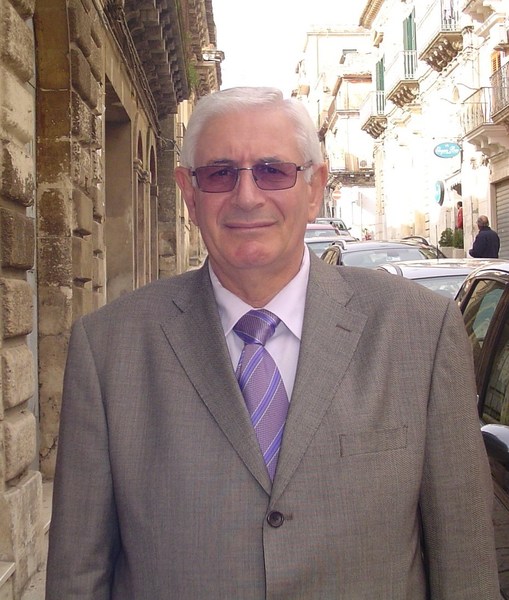 STRADA DISSESTATA IN VIA PORTA MODICA A RAGUSA IBLA, GIORGIO FIRRINCIELI RACCOGLIE LE LAMENTELE DEI RESIDENTI