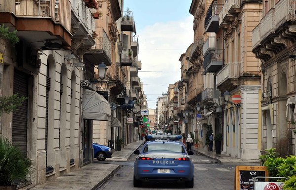Via Cavour a Vittoria, Reset chiede l’avvio delle ronde di controllo