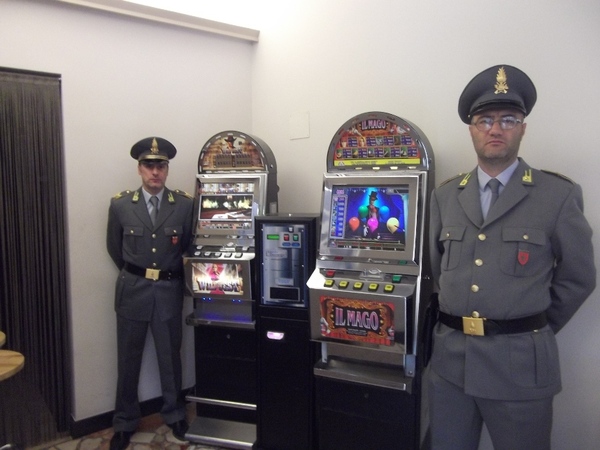 COMISO: GUARDIA DI FINANZA SEQUESTRA 4 VIDEOPOKER ILLEGALI