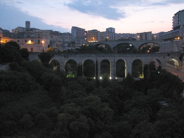TENTA IL SUICIDIO GETTANDOSI DAL PONTE VECCHIO A RAGUSA