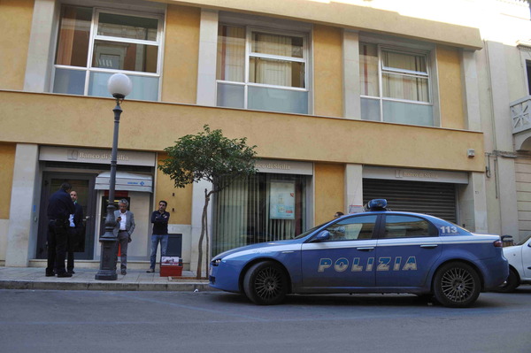 INTERVENTO DELLA POLIZIA PRESSO L’AGENZIA DEL BANCO DI SICILIA  A VITTORIA