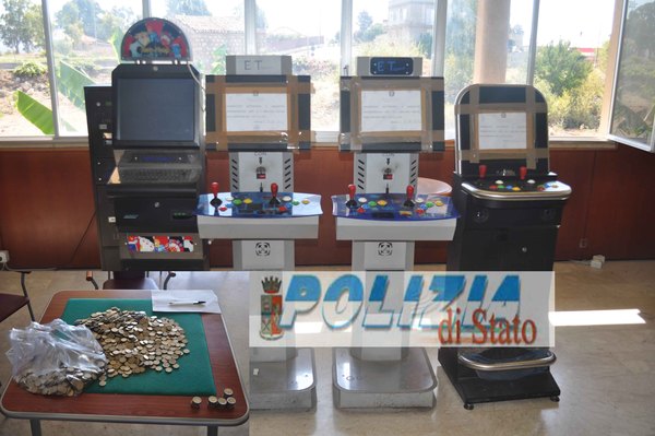 LA POLIZIA SEQUESTRA VIDEOGIOCHI ILLEGALI