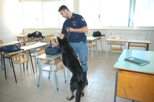 SERVIZI ANTIDROGA DELLA POLIZIA NELLE SCUOLE